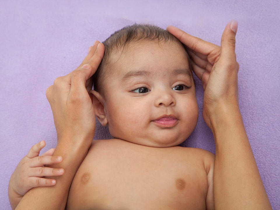 Mẹo giúp trẻ nhỏ mọc tóc nhanh và dày hơn