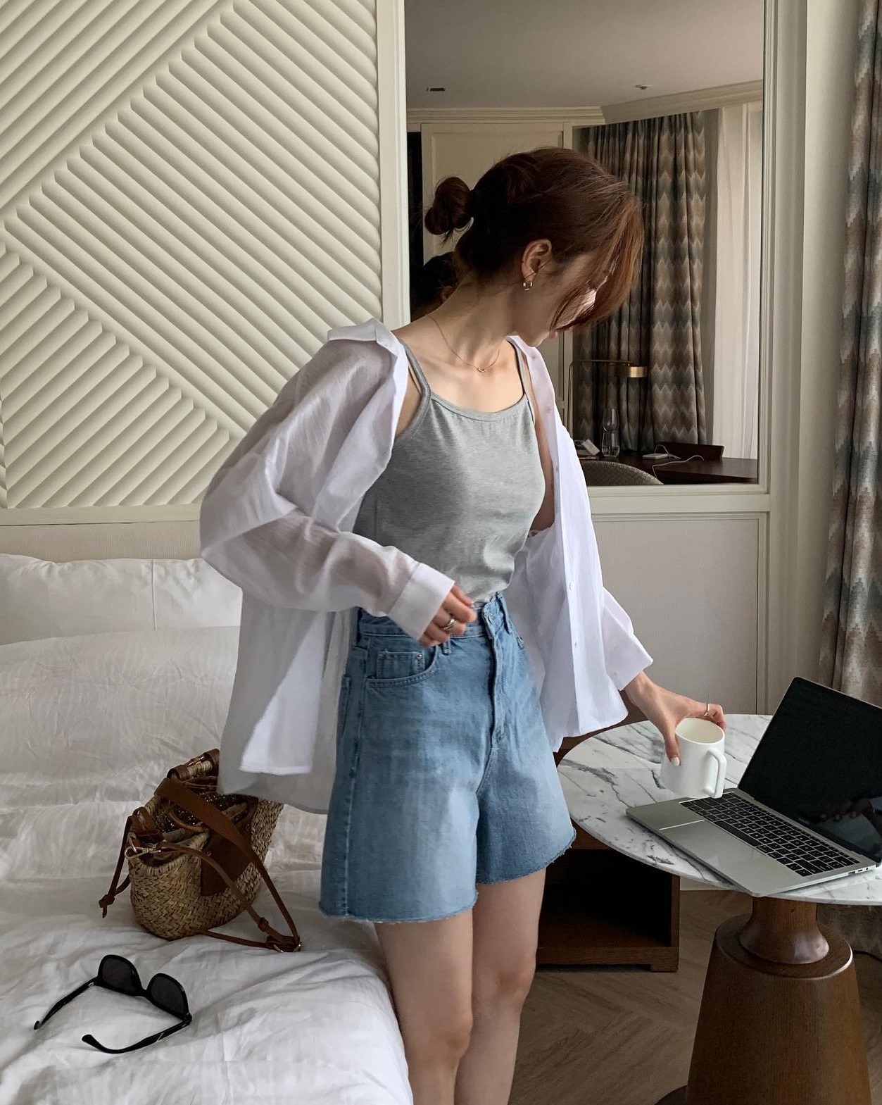 Mặc đẹp ngày nắng gắt với áo sơ mi khoác ngoài