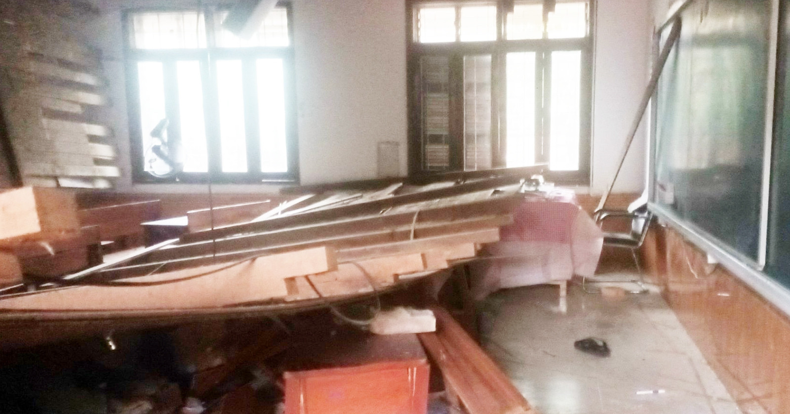 Vụ sập trần gỗ lớp học ở Nghệ An: Bộ Y tế yêu cầu tập trung cứu chữa