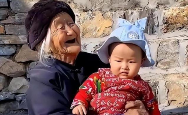 Cụ bà 103 tuổi chia sẻ 2 'bí quyết' đơn giản để khỏe mạnh, minh mẫn